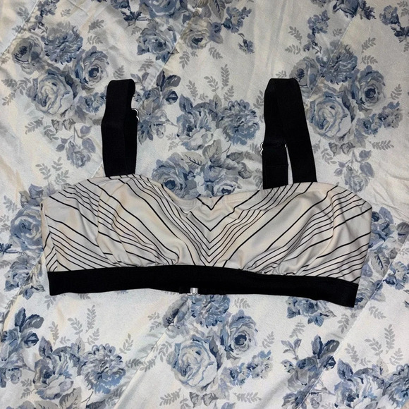 Athleta Other - Black & white bikini top